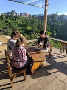 טעימת קפה ויאטנמי מסורתי מול נופי דא לאט בסיום סיור – איסטקארד