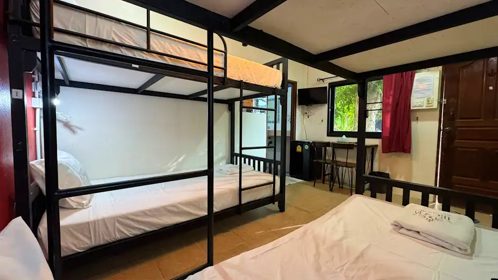 חדר דורמס עם מיטות קומותיים ב־Goodtime Diver Guesthouse – איסטקארד