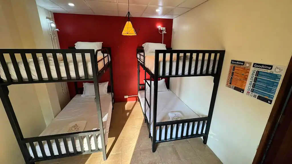 חדר משותף מואר ונקי עם ארבע מיטות ב־Goodtime Diver Guesthouse – איסטקארד