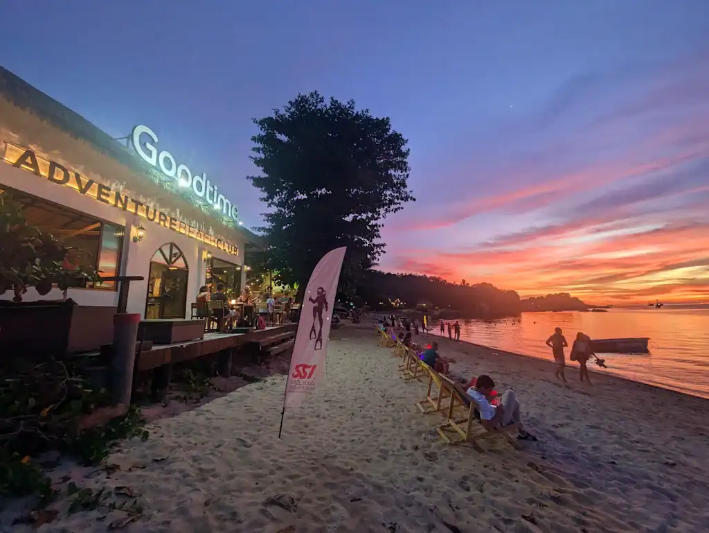 שקיעה קסומה על חוף Goodtime Diver Guesthouse – איסטקארד