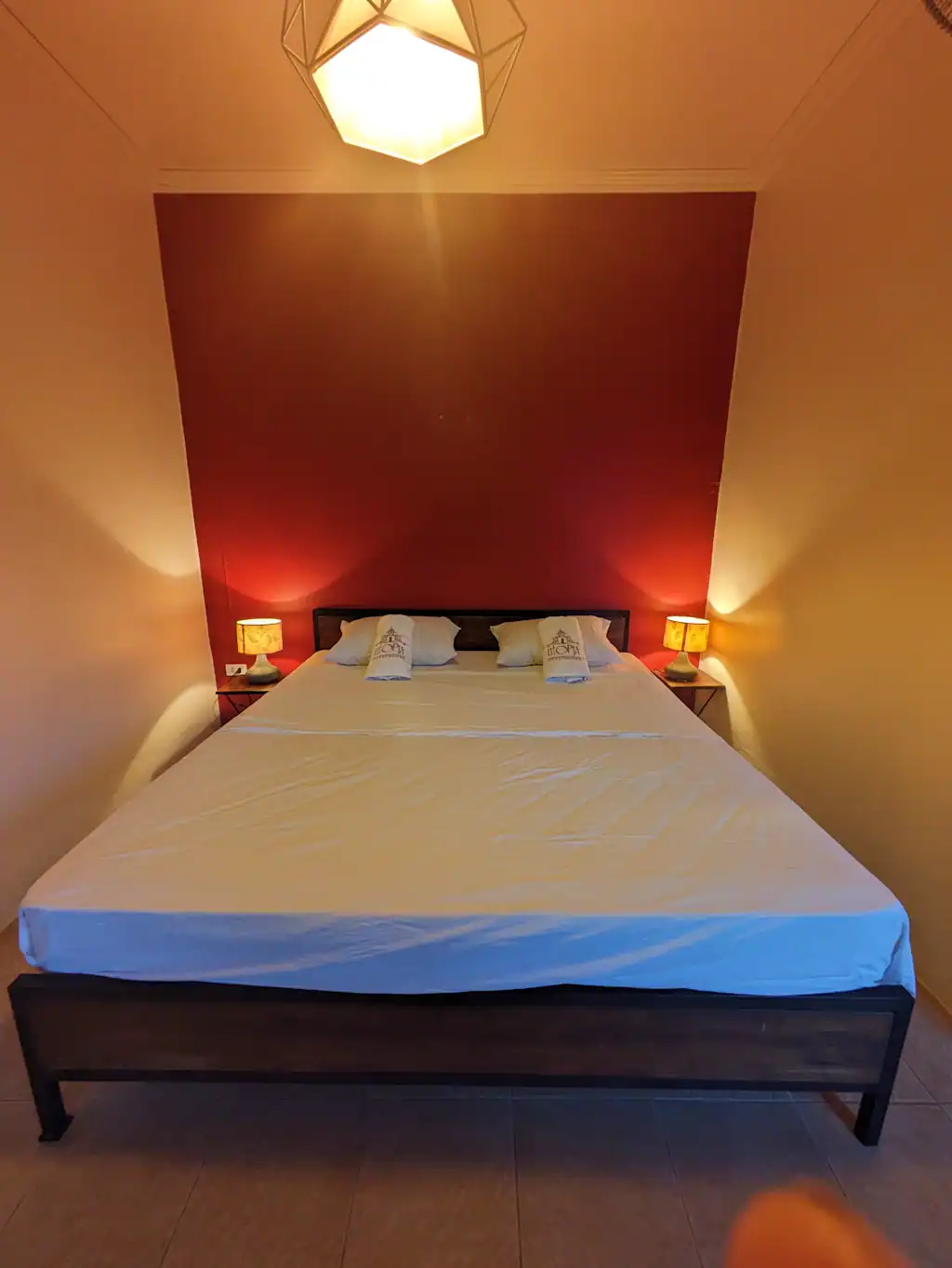 חדר זוגי מרווח עם טלוויזיה ונוף לים ב־Goodtime Diver Guesthouse – איסטקארד