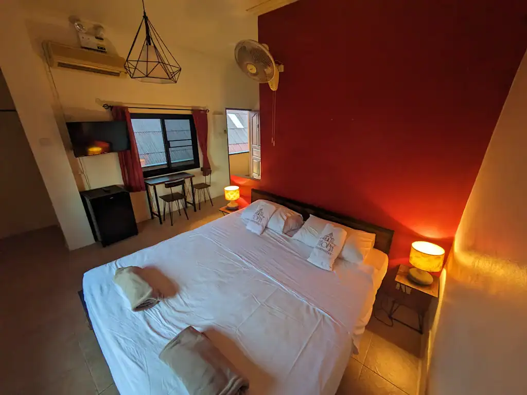 חדר זוגי נעים עם קיר אדום ב־Goodtime Diver Guesthouse – איסטקארד