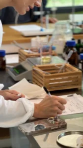 משתתפים בסדנה לערבוב שמנים טבעיים בפוקט