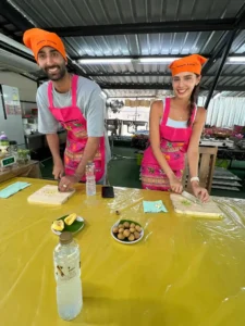 סדנת בישול תאילנדי בפוקט – חיתוך ירקות ולמידת מנות אותנטיות עם חיוך