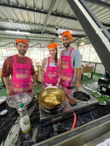 משתתפים מבשלים יחד מטבח תאילנדי מסורתי – חוויה קולינרית בפוקט