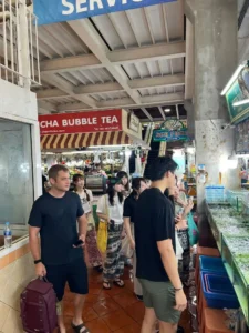 סיור שוק מקומי בפוקט – היכרות עם חומרי גלם טריים לפני סדנת הבישול