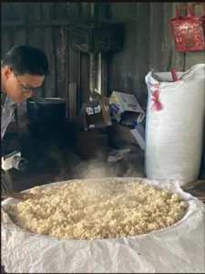 ייצור יין אורז מסורתי – בישול האורז בכפר מקומי בהוי אן – איסטקארד