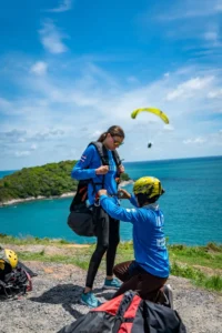 המדריכים של Phuket Paragliding מכינים אתכם לטיסה בטוחה ומרגשת