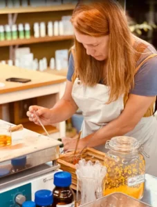 ניסוי וערבוב מרכיבים בסדנה קוסמטית