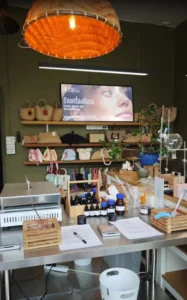 עמדת עבודה בסדנה להכנת מוצרי טיפוח טבעיים בפוקט