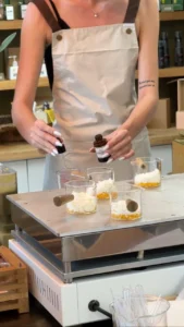 כלי מדידה וחומרים טבעיים בסדנת המשחות