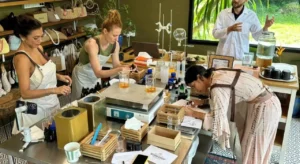 משתתפים נהנים מחוויית למידה בסדנה בפוקט