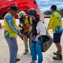 מדריך רחיפה מחזיק במצנח רגע לפני ההמראה מעל קו לן - EastCard