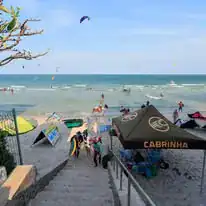 נוף חוף עם גולשי קייטסרפינג וצוות מדריכים מקצועי בתאילנד