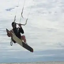ריחוף מעל הגלים בשיעור קייטסרפינג עם Kiteboarding Asia בתאילנד