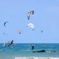 קייטסרפינג חופשי עם מצנחים צבעוניים ביום שמש בתאילנד
