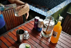 מזיגת יין אורז לכוס במהלך סדנה מקומית בווייטנאם