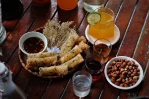 שולחן טעימות יין אורז עם חטיפים מסורתיים