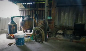 ציוד זיקוק יין אורז במבשלת כפר אותנטית