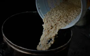 הוספת דייסת אורז לכלי הזיקוק כחלק מהתהליך