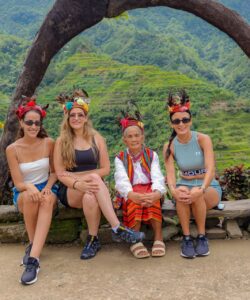 קבוצת מטיילים עם אישה מקומית בטרק טרסות אורז בנאווי- איסט קארד