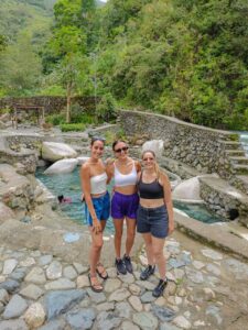 קבוצת מטיילות במפלים בטרק טרסות אורז בנאווי- איסט קארד