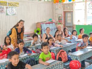 קבוצת מטיילות בכפר מקומי בטרק טרסות אורז בנאווי- איסט קארד