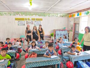 קבוצת מטיילות בכפר מקומי בטרק טרסות אורז בנאווי- איסט קארד