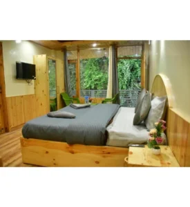 חדר זוגי מרווח עם מיטה גדולה, מצעים בהירים וחלונות גדולים במנאלי- איסטקארד