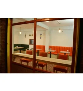 שולחנות אוכל ומרחב משותף the desire manali- הוסטל מנאלי- איסט קארד