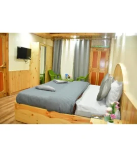 חדר זוגי מרווח עם מיטה גדולה, מצעים בהירים וחלונות גדולים במנאלי- איסטקארד