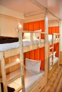 חדר דורמס, מצעים נקיים ווילונות לפרטיות במנאלי- איסטקארד