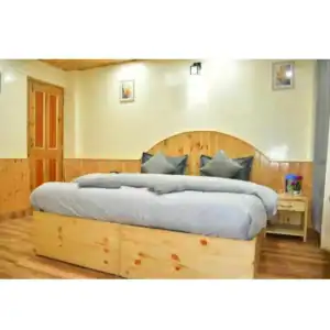 חדר זוגי מרווח עם מיטה גדולה, מצעים נקיים במנאלי- איסטקארד