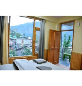 חדר זוגי מרווח עם מיטה גדולה, מצעים נקיים וחלונות גדולים שמשקיפים לנוף במנאלי- איסטקארד