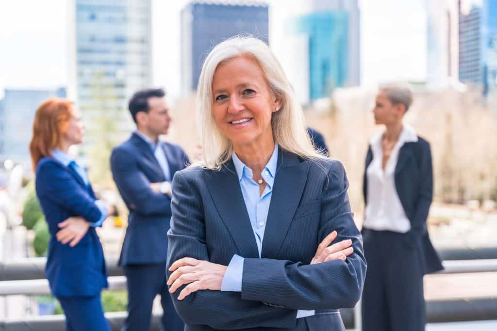 Revisión de la gestión de la imagen corporativa: un análisis de la auditoría interna. 1 businesswoman executive portrait in downtown corpo 2023 04 27 05 35 43 utc min