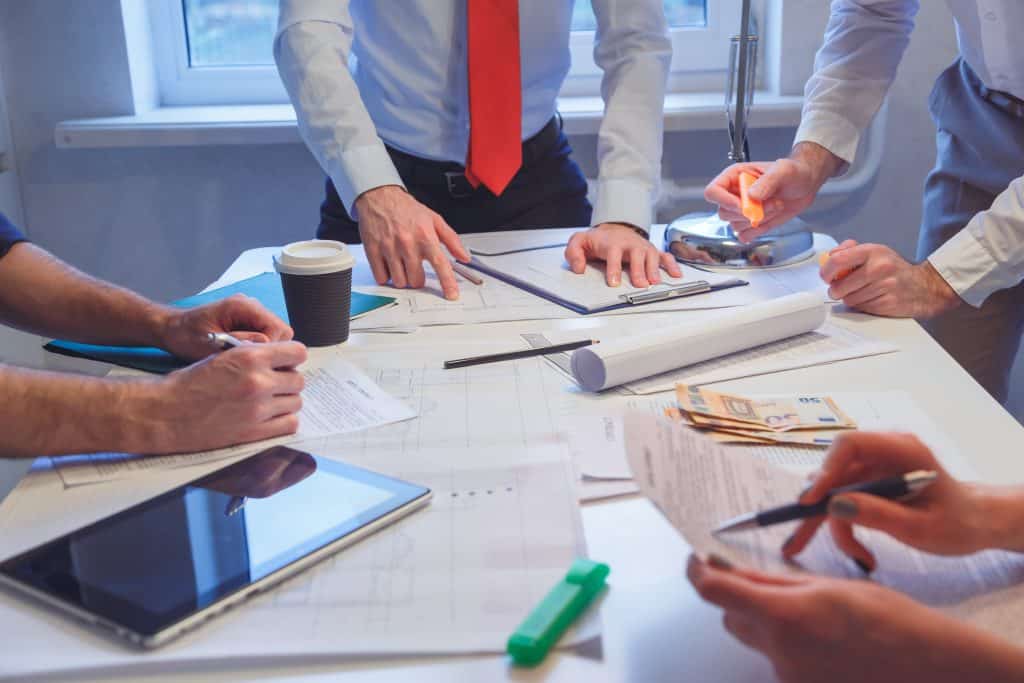 Revisión de la gestión de la imagen corporativa: un análisis de la auditoría interna. 3 image of business team sitting at the table and di 2022 12 16 21 52 00 utc min