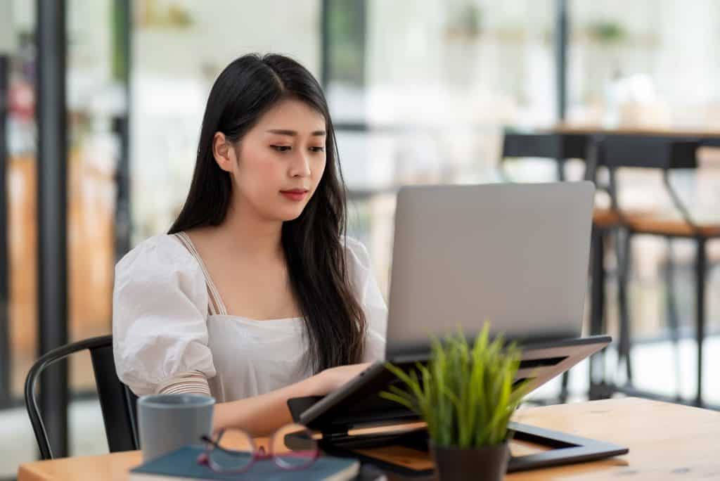 Revisión de la gestión de la imagen corporativa: un análisis de la auditoría interna. 2 image of young asian businesswoman sitting using l 2023 01 13 02 52 36 utc min