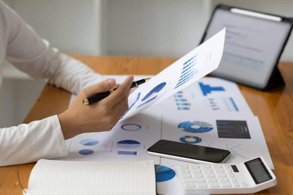 5 Aspectos Fundamentales para Comprender la Operación del Cliente en una Auditoría. 4 accountant working on consolidated financial repor 2023 05 29 21 06 13 utc min