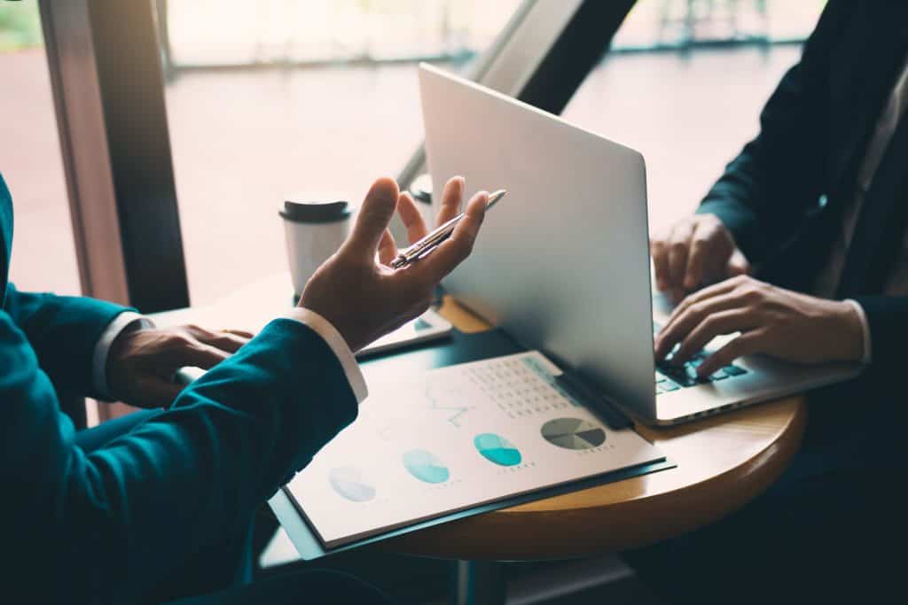5 Aspectos Fundamentales para Comprender la Operación del Cliente en una Auditoría. 2 two businessmen are talking about the results of o 2022 12 16 03 36 02 utc min