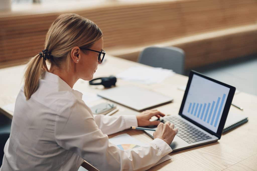 Prácticas Antiprofesionales que Comprometen la Calidad en Auditoría 6 professional woman financial analyst working on st 2023 07 24 20 02 31 utc min