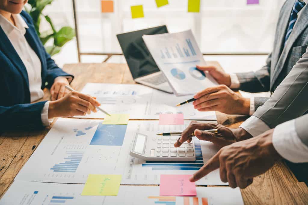 Auditoría de Procesos de Producción: Claves para Maximizar la Eficiencia Operativa. 7 business people meeting for business planning bra 2023 04 17 18 58 08 utc min