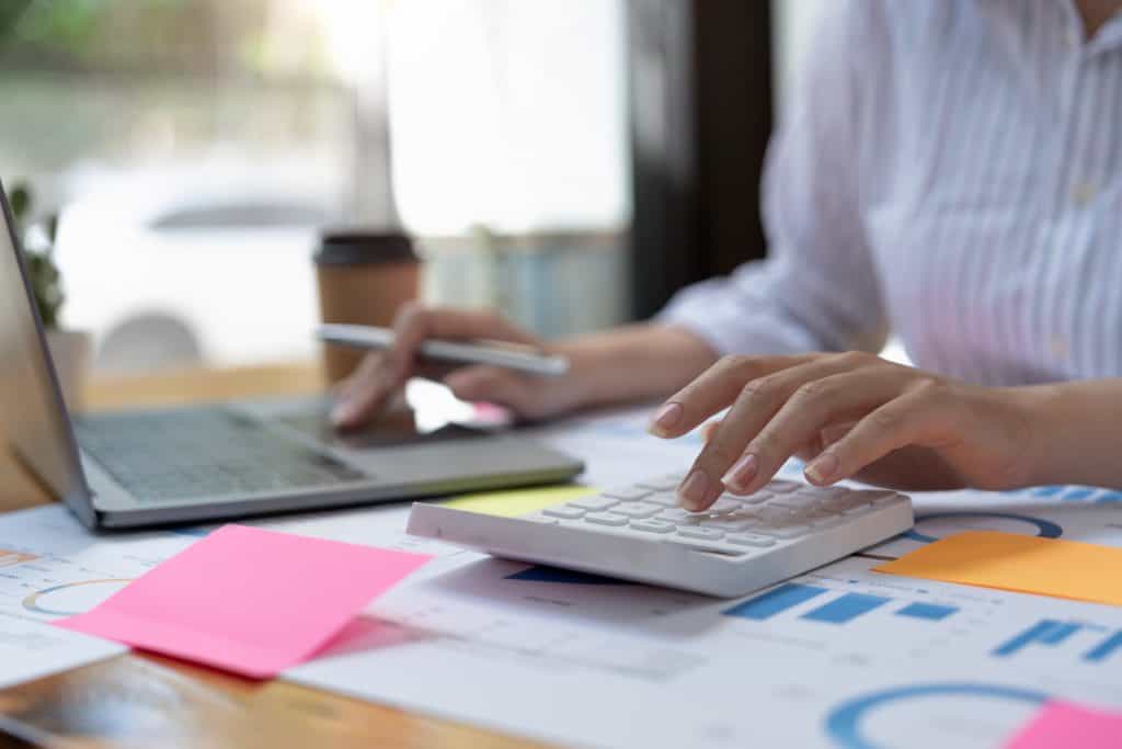 Prácticas Antiprofesionales que Comprometen la Calidad en Auditoría 1 accountant financial inspector secretary making re 2022 10 17 22 20 08 utc min 3