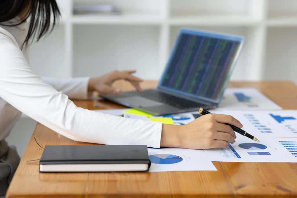 Examen de Control y Protección en Entornos de Computación en la Nube. 6 accountant working with laptop and auditing in off 2023 05 29 21 06 41 utc min 1
