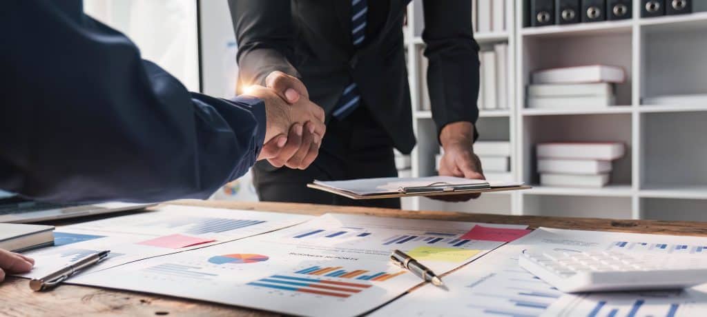 Prácticas Antiprofesionales que Comprometen la Calidad en Auditoría 7 business handshake for teamwork of business merger 2023 04 18 02 42 29 utc min
