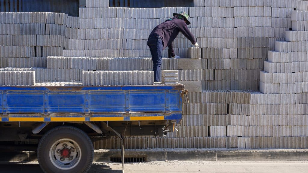 Grupo Noleyra: Inversión Segura en Honduras con Licencia Indefinida. 7 rear view of asian worker are loading concrete blo 2023 11 27 05 10 29 utc min