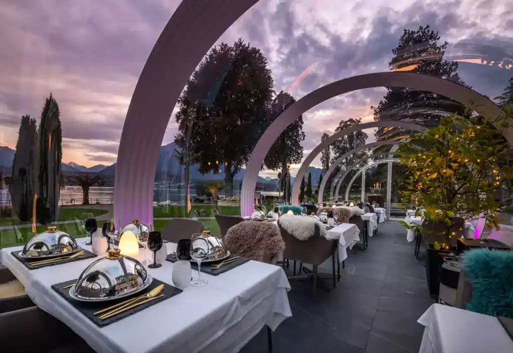 Parkhotel Gunten transparent pod restaurant close a lake