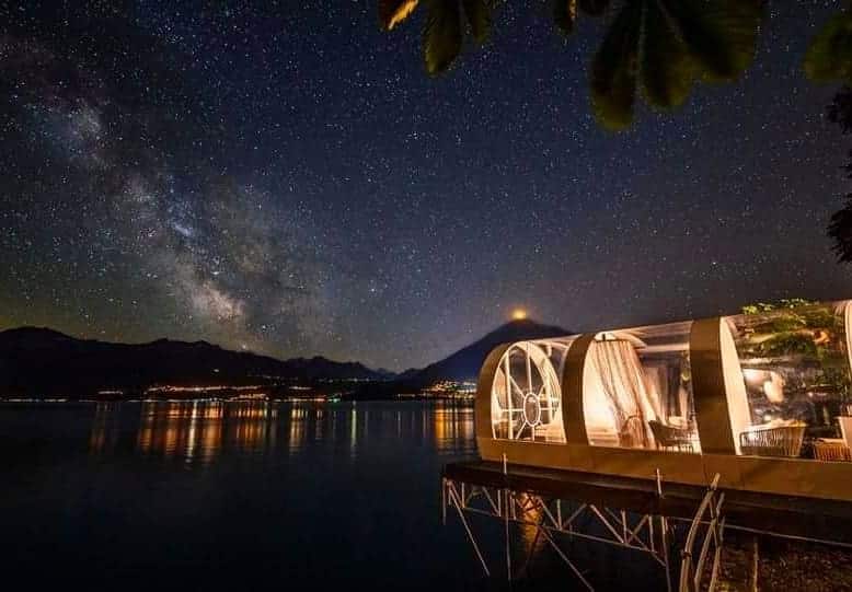 Tubbo Park Hotel Gunten transparent pod at night