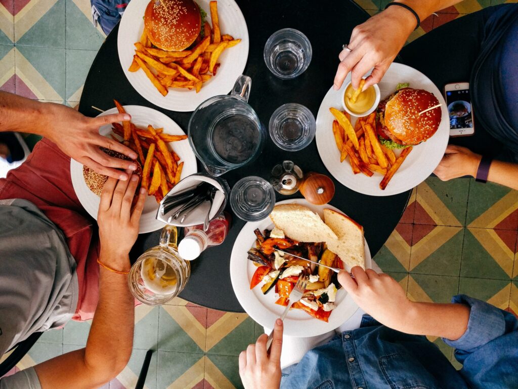 pessoas comendo franquias de alimentacao