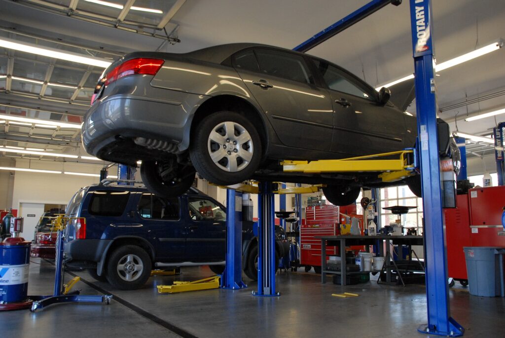 franquias de serviços automotivos imagem ilustrativa carro suspenso para mecanico