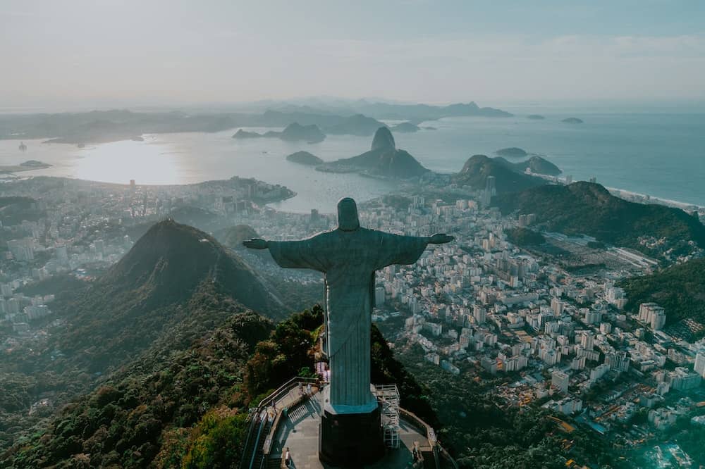 Vista aérea da cidade do Rio de Janeiro. Nota-se o Cristo Redentor em tons de cinza. Ilustração do texto sobre Encontre Sua Viagem como funciona.